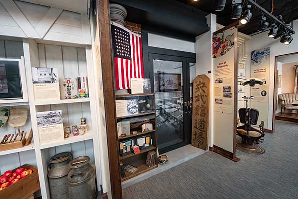 exhibición de materiales y texto explicativo en el Museo Japonés Americano de Oregón