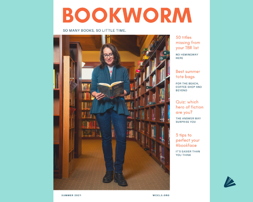 Portada de revista con una mujer vestida de azul, de pie en una biblioteca leyendo un libro