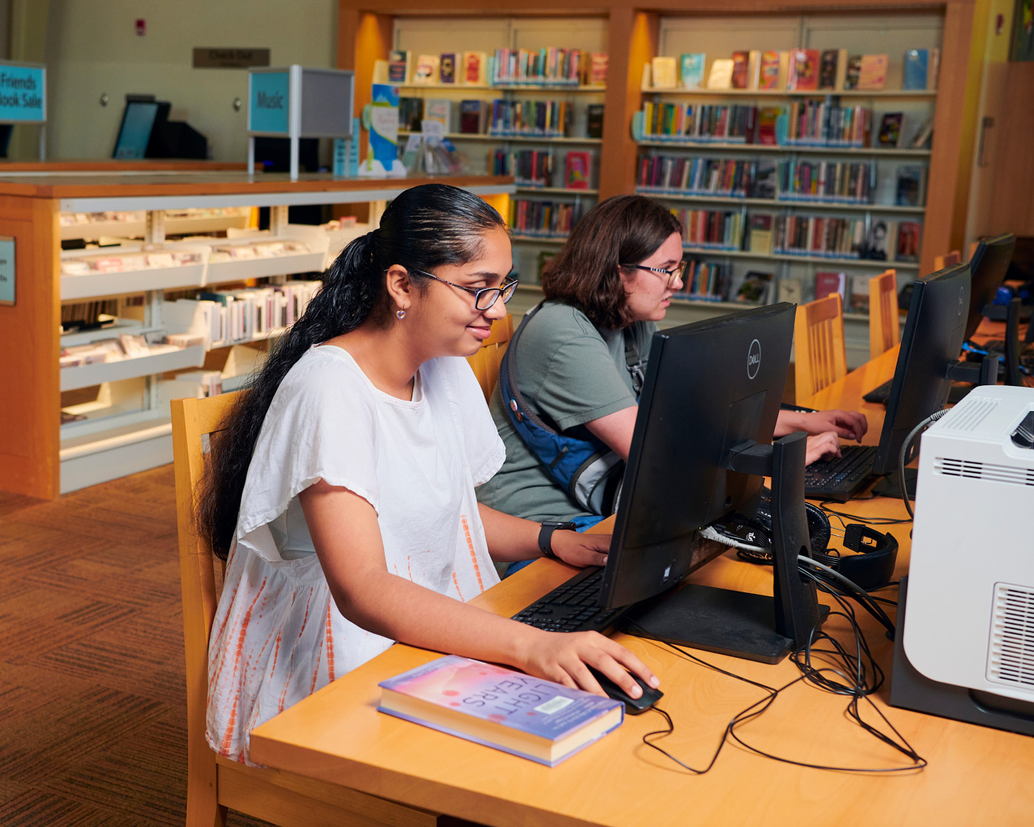 clientes jóvenes que utilizan estaciones de computación en la biblioteca