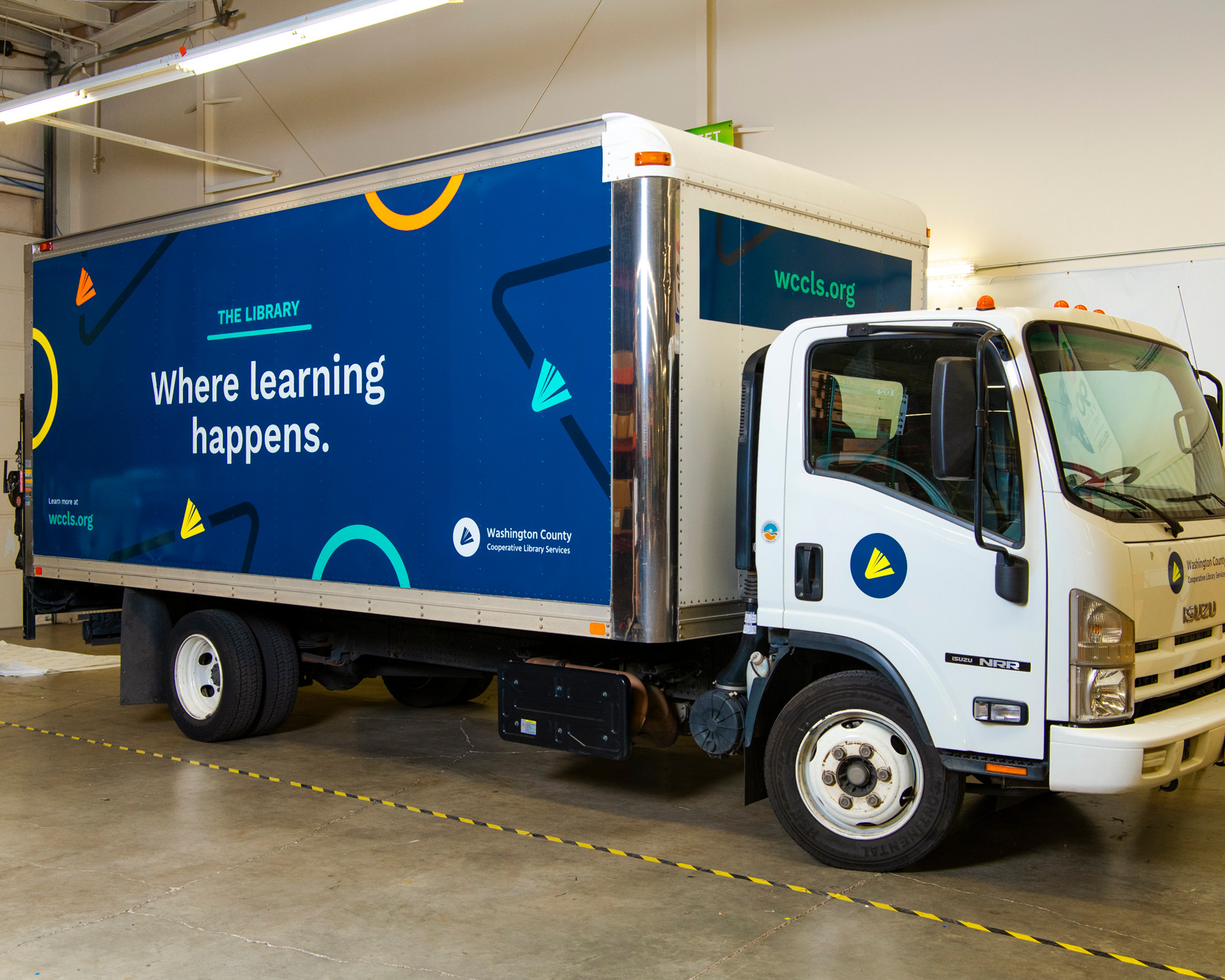 Camión de mensajería WCCLS que dice "Donde sucede el aprendizaje".