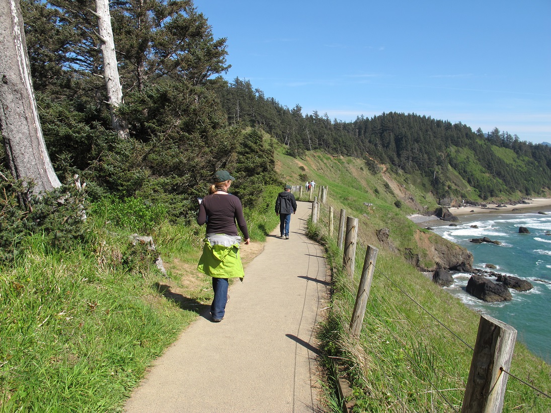 Excursionistas en el parque estatal Ecola