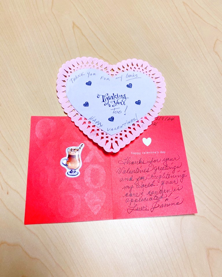 Foto real de notas de agradecimiento con temática de San Valentín de los usuarios del Servicio de Correo de la Biblioteca