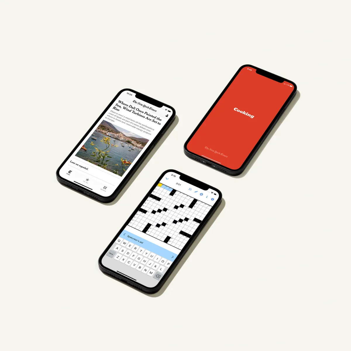 Tres teléfonos inteligentes yacen sobre una superficie, con sus pantallas mostrando diferentes recursos que forman parte de la suscripción All Access de The New York Times.