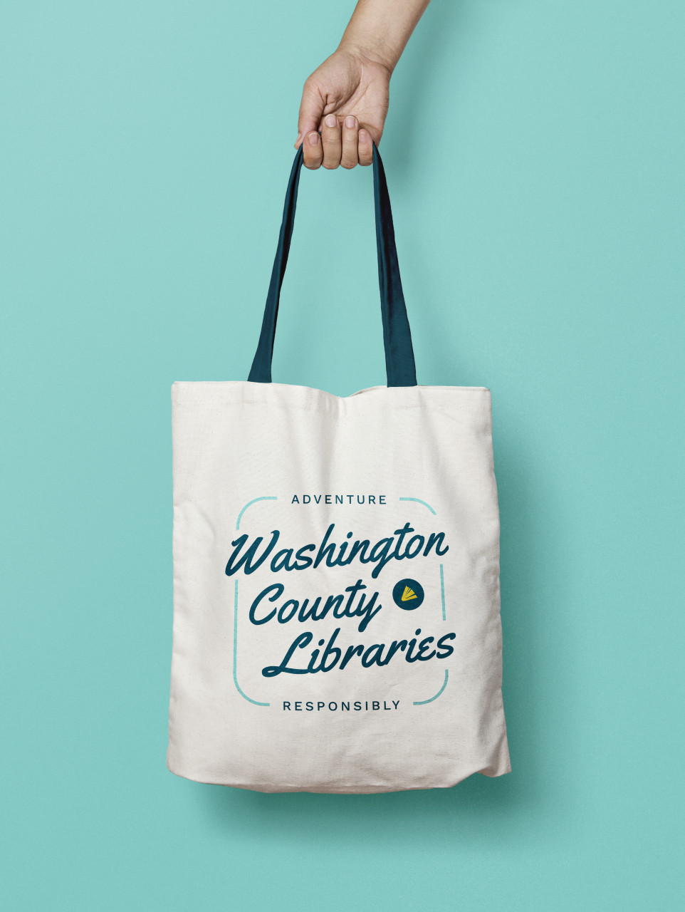Bolsa de tela que dice: Bibliotecas del condado de Washington aventúrate de manera responsable