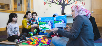 Mujer leyendo libros para niños